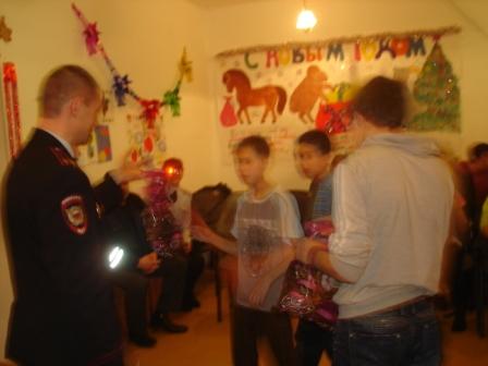          29 декабря в нашем детском доме побывали, наши шефы из ОП №9 Тегульдетского РОВД. 